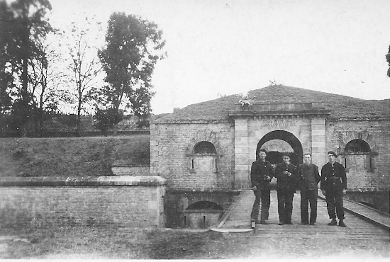 4 French soldiers on the bridge.